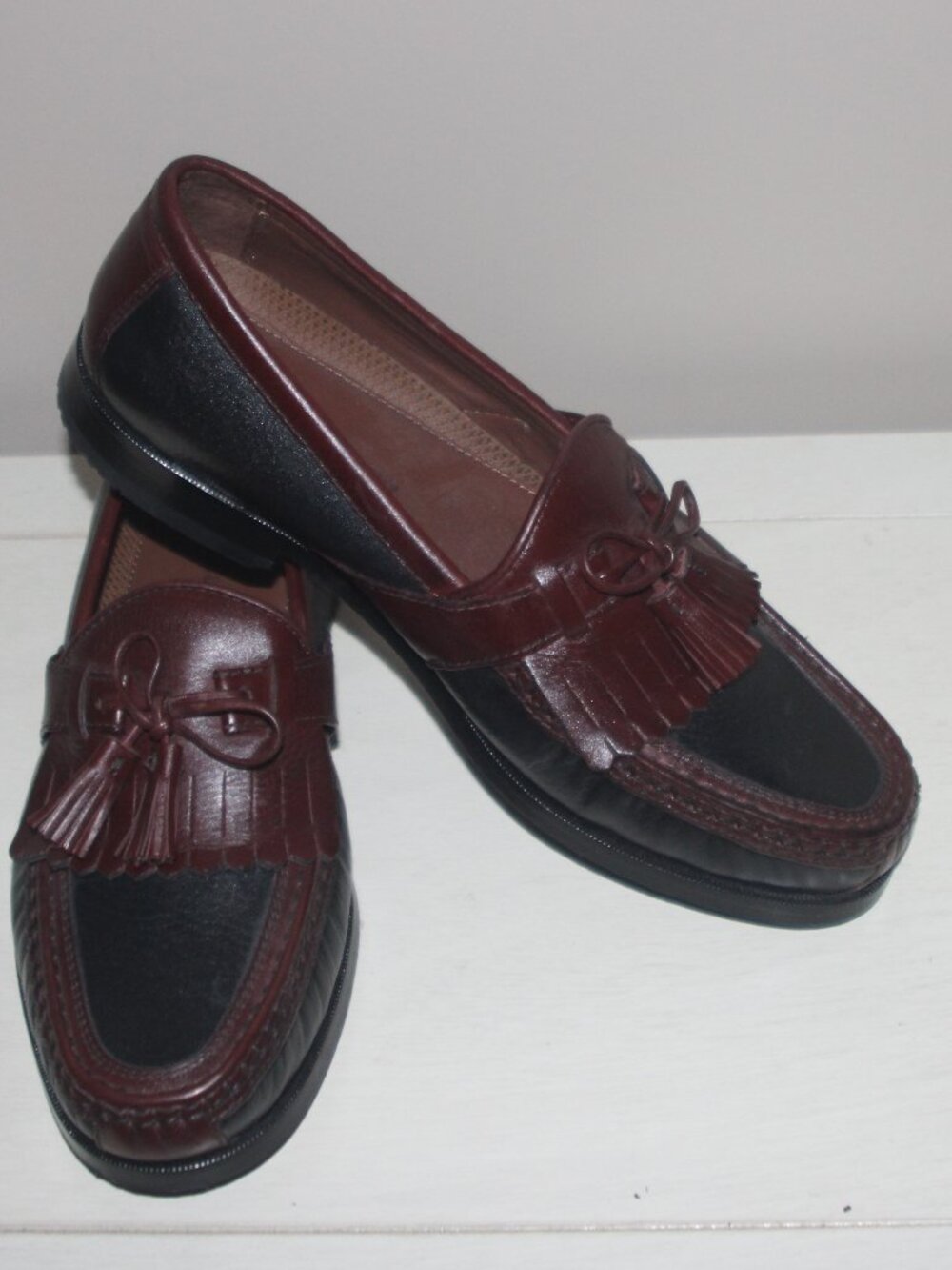 10a NWOB MENS JOHNSTON & MURPHY TASSEL LOAFERS - 9 BLK/BRN